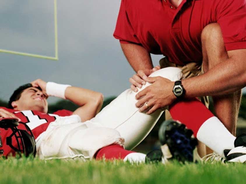 اصول برخورد با ورزشکاري که شدیداً آسیب دیده و حال وخیمی دارد چیست؟